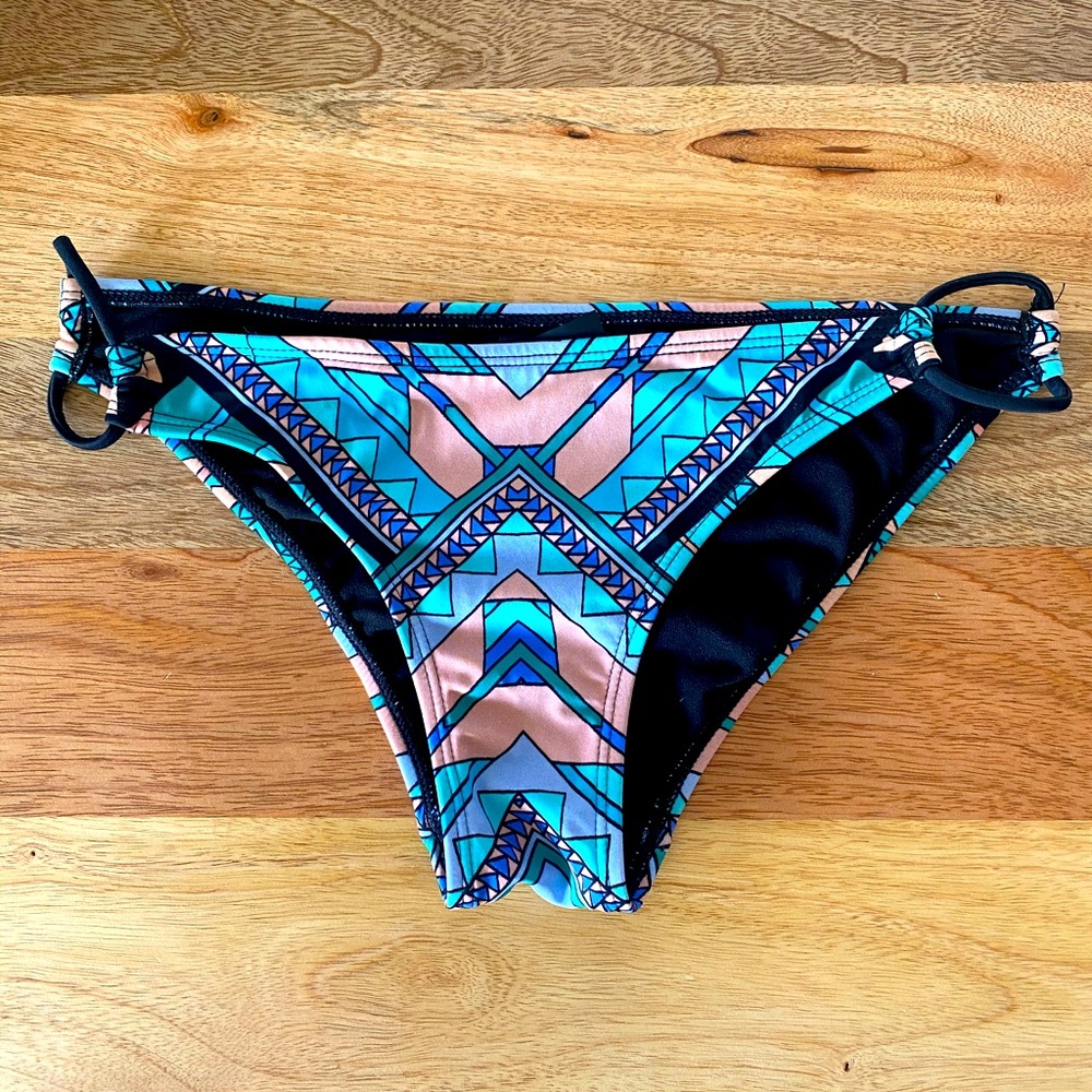Geometric print bikini bottoms